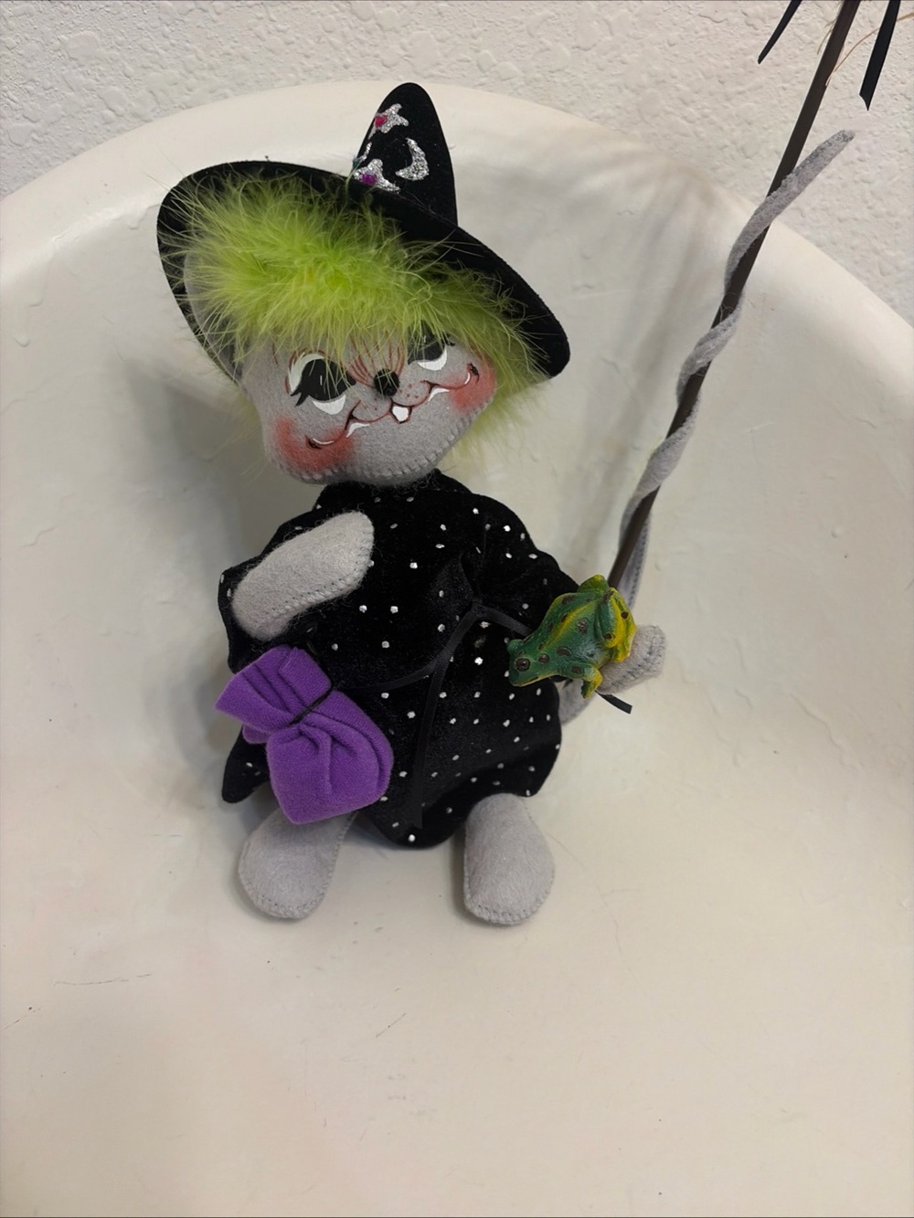Annalee *10" HALLOWEEN Witch  Mouse  Doll  with Frog - 2004 VTG